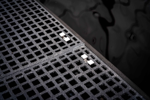 gvk kunststof rooster gebruikt als looprooster op steiger in jachthaven